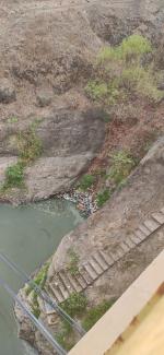 Accumulation of plastic on the side of the dam